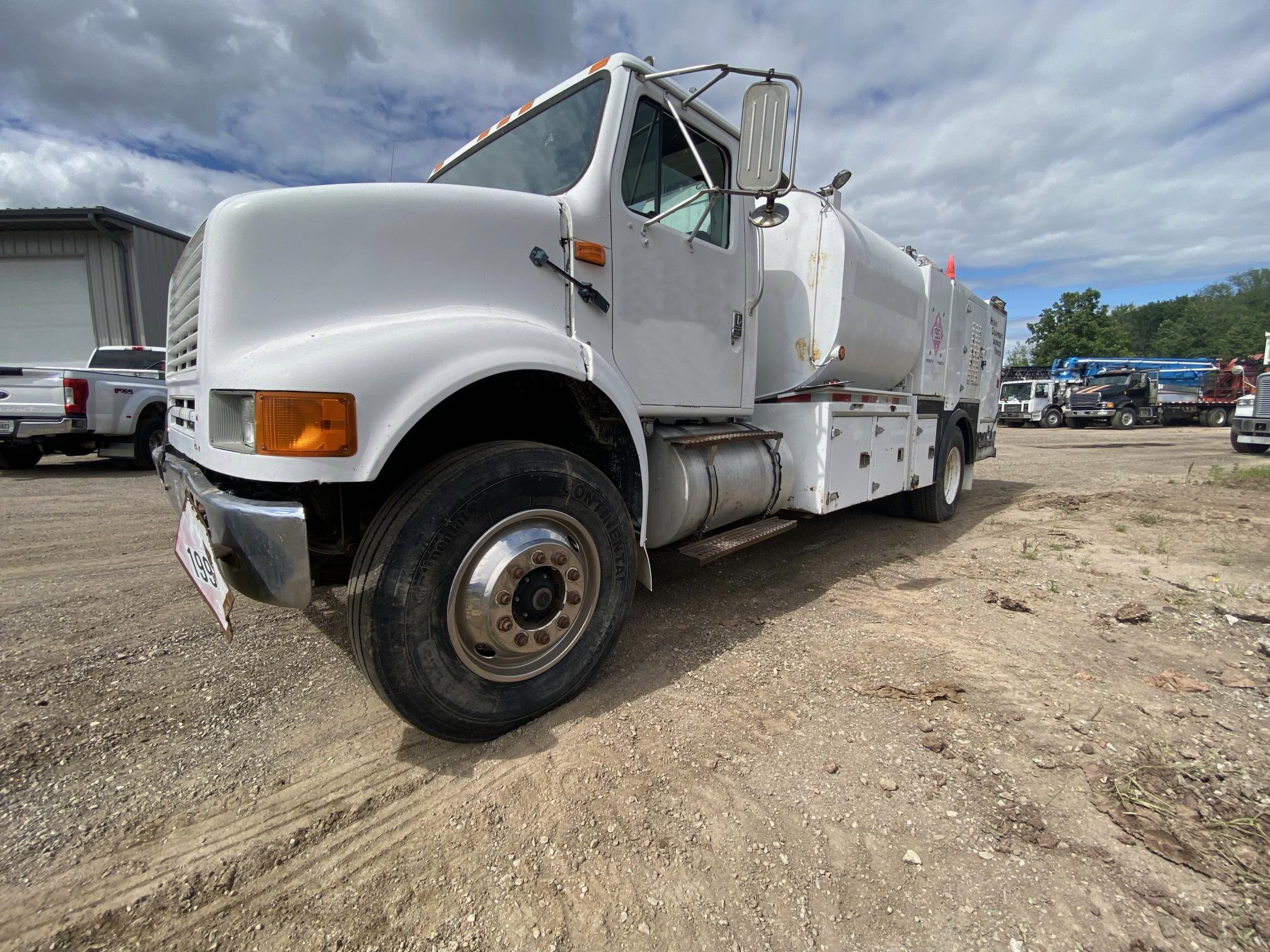 1995 INTERNATIONAL 8100 - Image 2